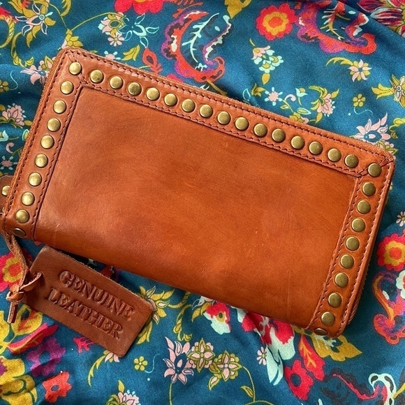 Brand New Genuine Leather Brown Wallet Gold Tone Vintage Studs Zip Around Wallet - Picture 2 of 13